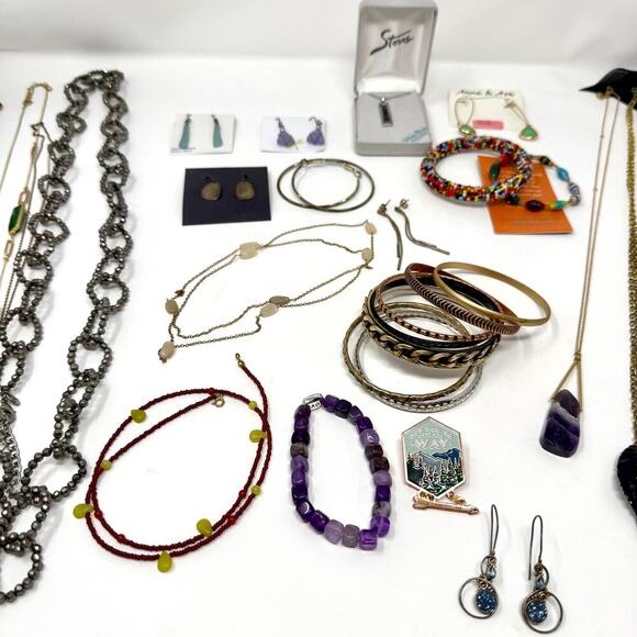 Mixed Jewelry Bundle 25+ Pieces – Necklaces, Bracelets, Earrings Boho, Eclectic - Picture 3 of 6